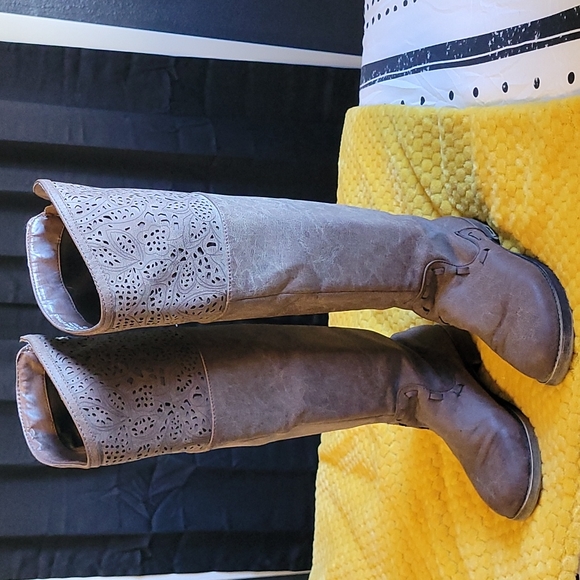 Boots - Picture 1 of 3